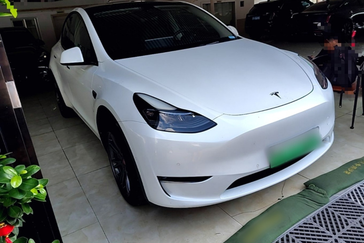 Tesla Model Y 2024 #4 Tesla Model Y 2024 car image #4