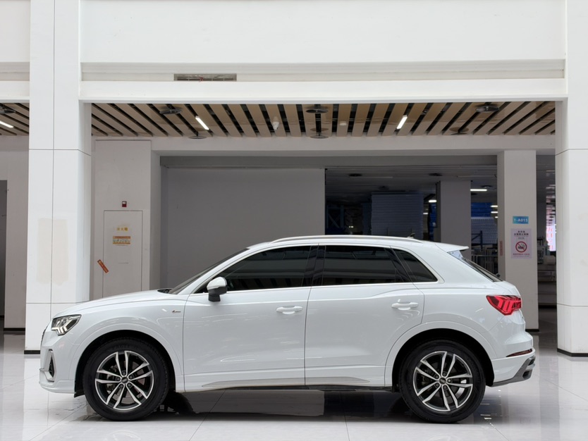 Audi Q3 2023 car image #8