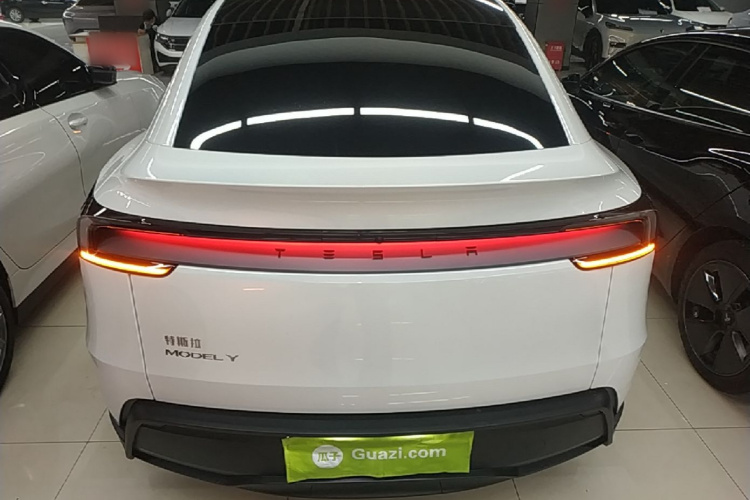 Tesla Model Y 2025 car image #6