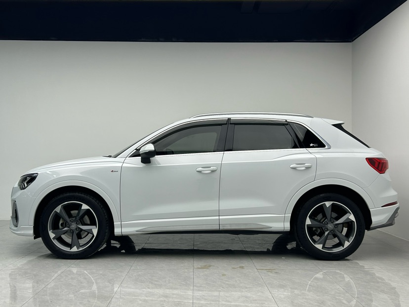 Audi Q3 2020 car image #2