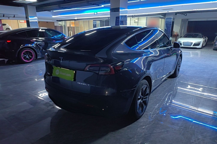 Tesla Model Y 2025 car image #7