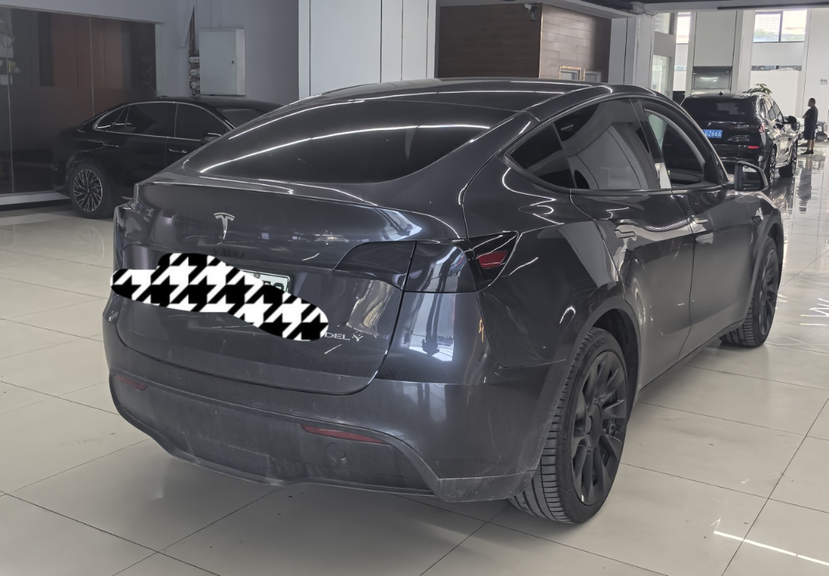 Tesla Model Y 2026 #5 Tesla Model Y 2026 صورة سيارة #5
