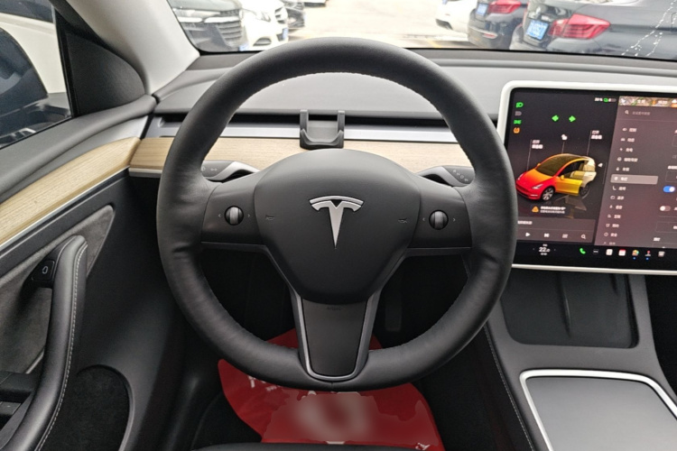 Tesla Model Y 2023 car image #11