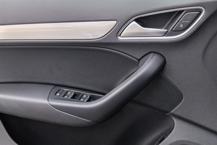 Audi Q3 2017 car image #17