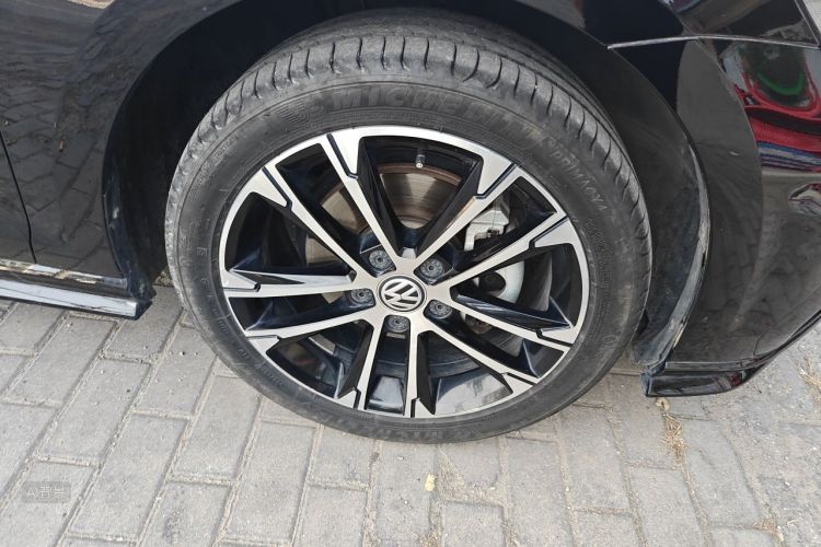 Volkswagen Golf 2020 car image #9