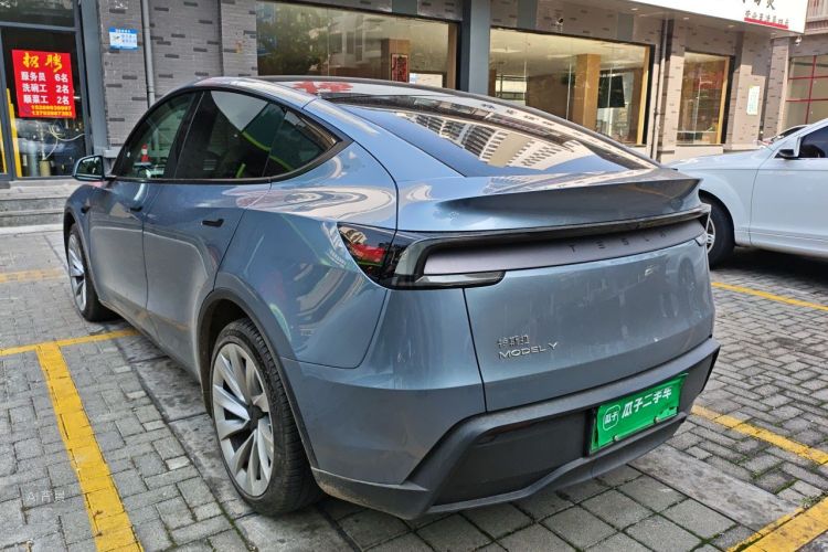 Tesla Model Y 2025 #5 Tesla Model Y 2025 car image #5