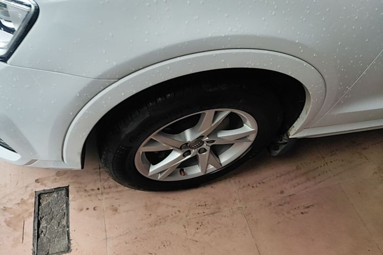 Audi Q3 2017 car image #9
