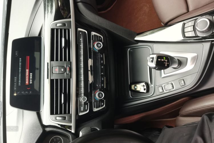 BMW 3 Series 2018 immagine di auto #15