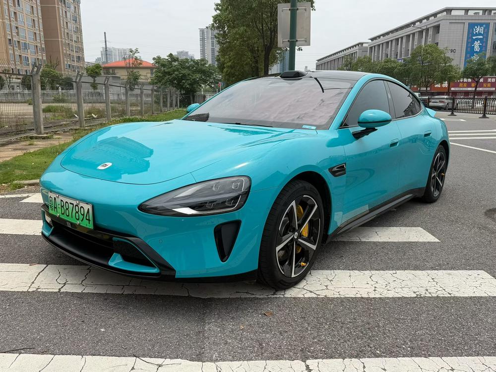 MI SU7 2024 immagine di auto 