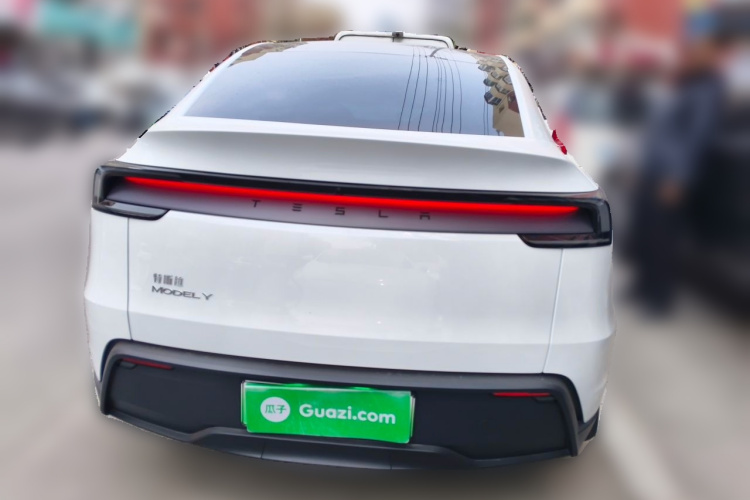 Tesla Model Y 2025 #4 Tesla Model Y 2025 car image #4