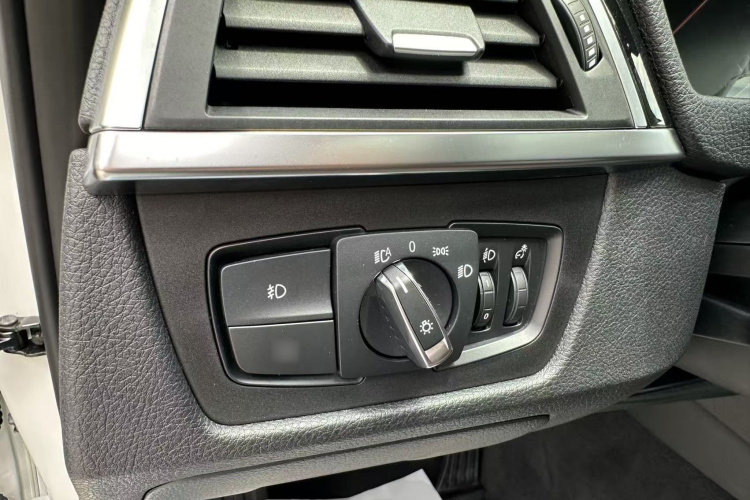 BMW 3 Series 2018 car image #30