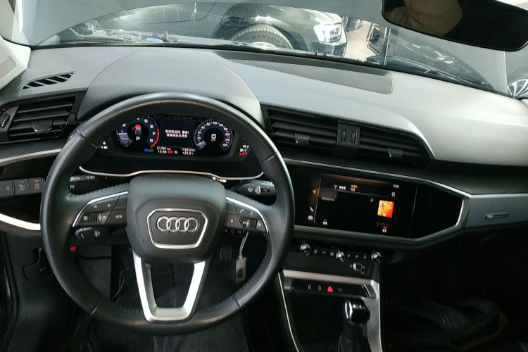 Audi Q3 2020 car image #10
