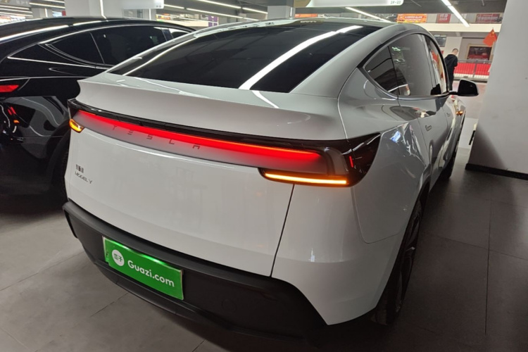 Tesla Model Y 2025 #8 Tesla Model Y 2025 car image #8