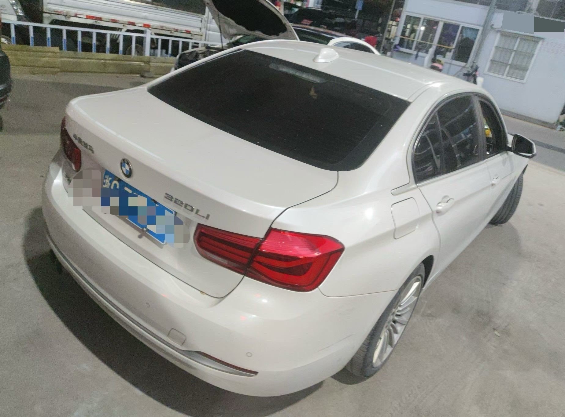 BMW 3 Series 2018 immagine di auto #11