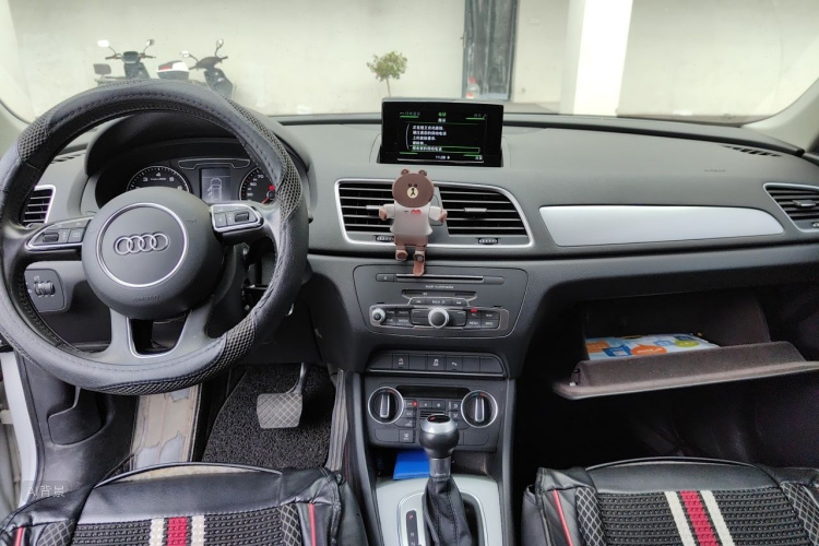 Audi Q3 2018 car image #11