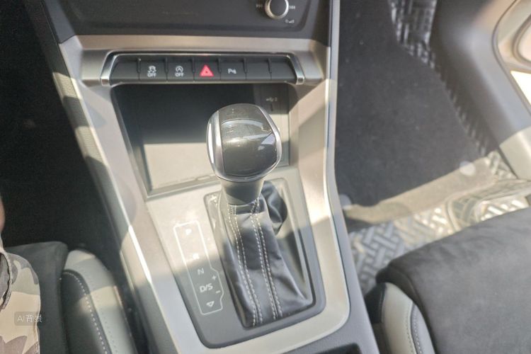 Audi Q3 2020 car image #16