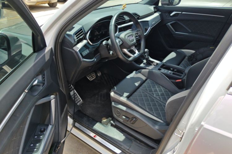Audi Q3 2024 car image #16