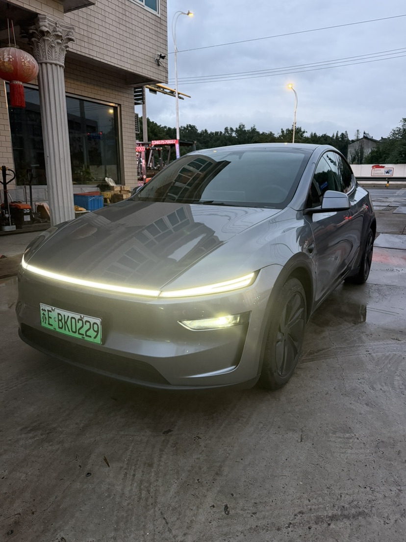Tesla Model Y 2025 #3 Tesla Model Y 2025 car image #3