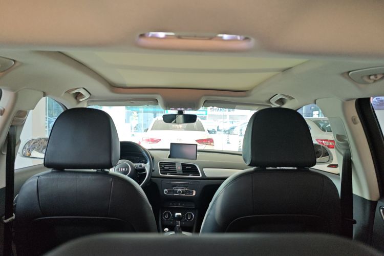 Audi Q3 2016 car image #12