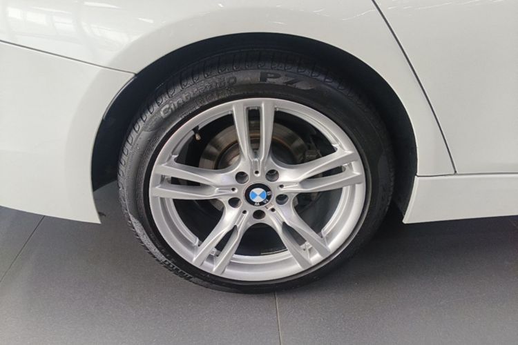 BMW 3 Series 2019 car image #10