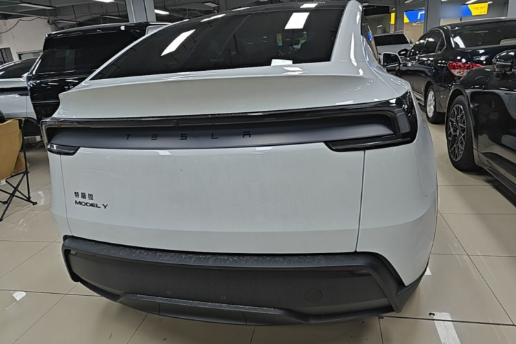 Tesla Model Y 2026 #6 Tesla Model Y 2026 car image #6