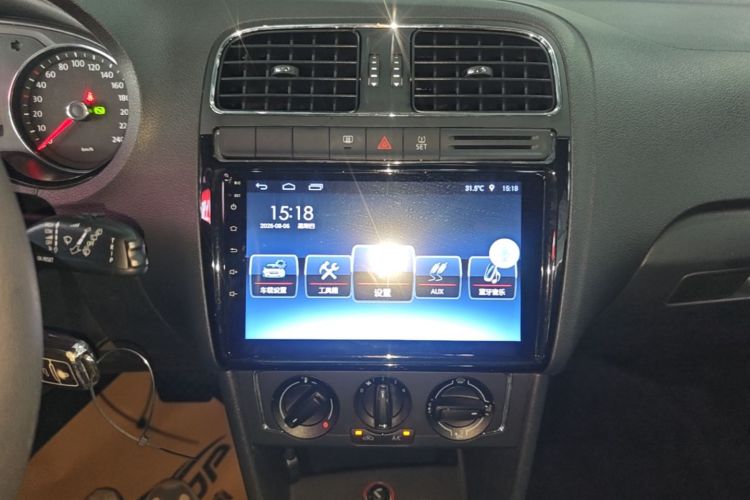 Volkswagen Polo 2015 car image #13