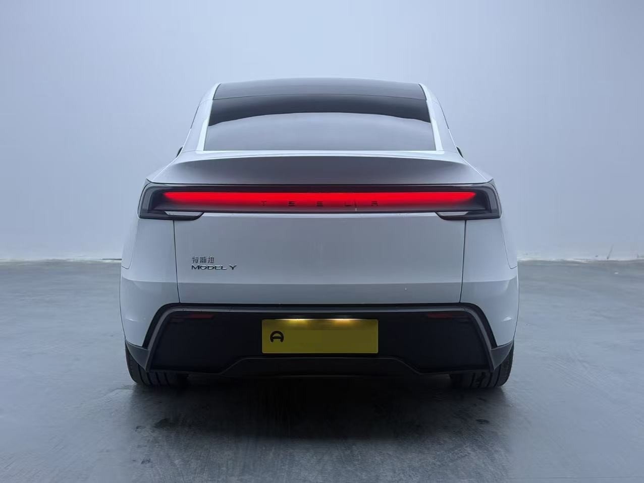 Tesla Model Y 2025 immagine di auto #8