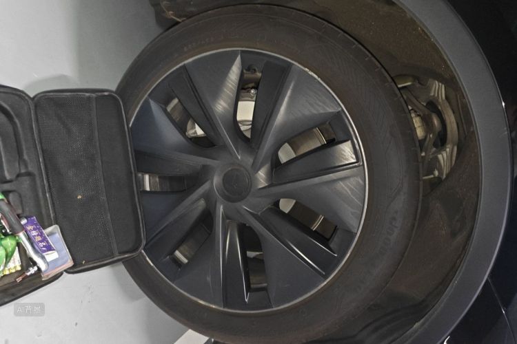 Tesla Model Y 2023 car image #9