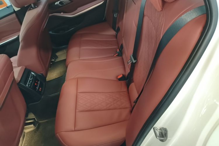 BMW 3 Series 2024 صورة سيارة #13