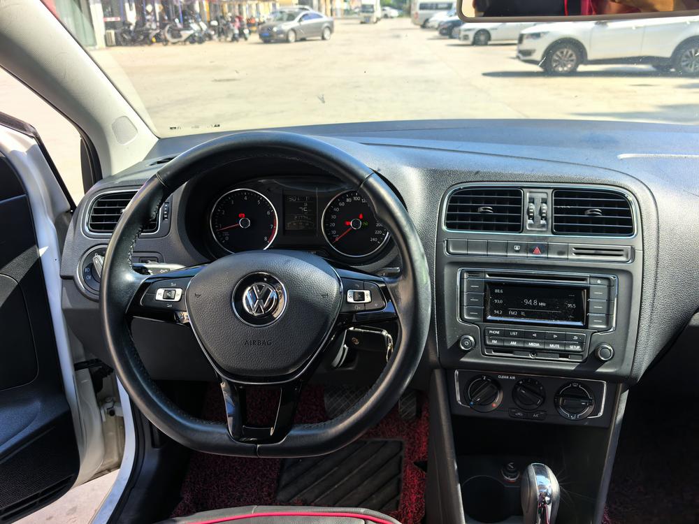 Volkswagen Polo 2016 car image #9