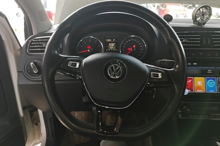 Volkswagen Polo 2014 car image #11