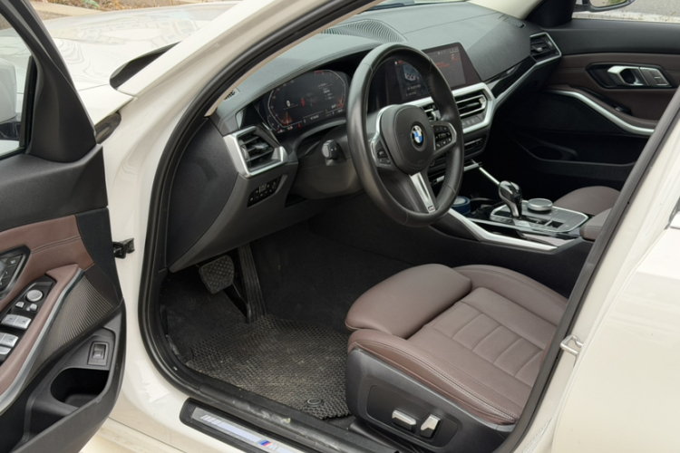 BMW 3 Series 2020 car image #13