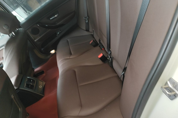 BMW 3 Series 2018 car image #17
