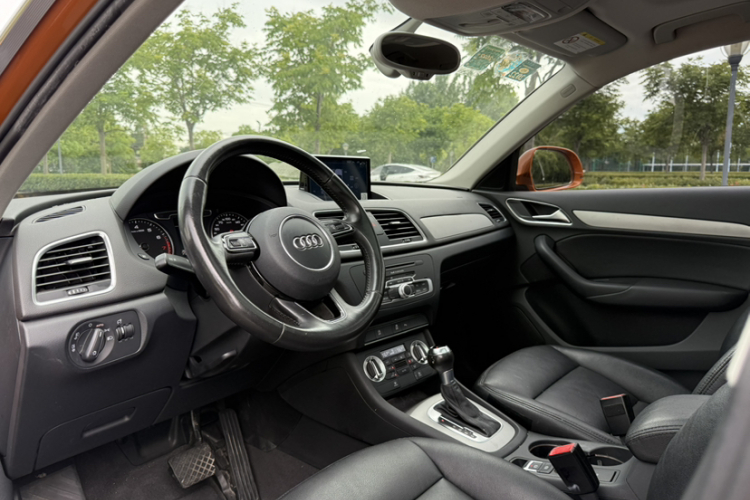 Audi Q3 2016 car image #17