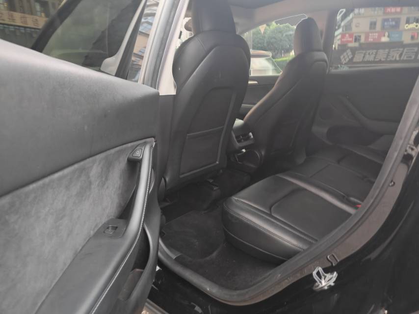 Tesla Model Y 2023 car image #11