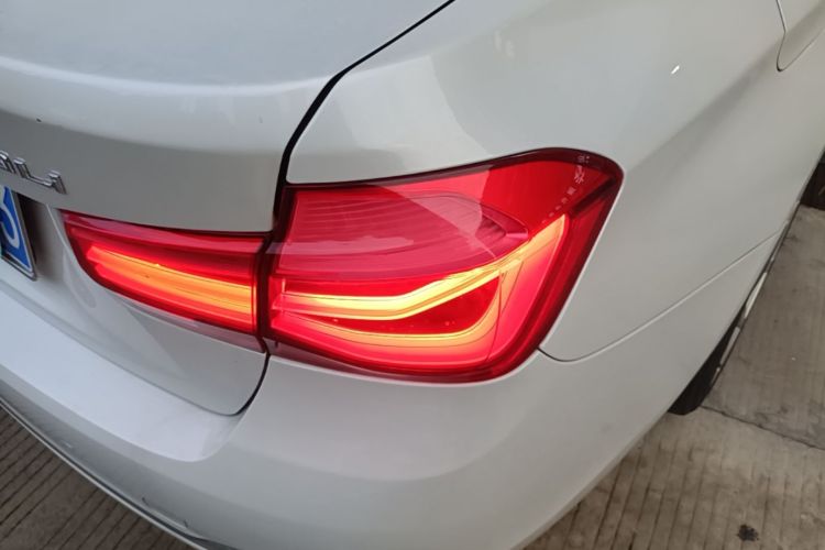 BMW 3 Series 2018 car image #8