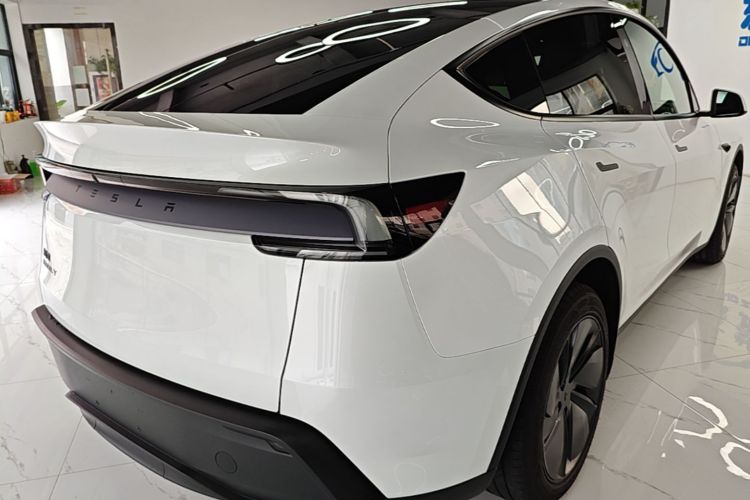 Tesla Model Y 2026 #5 Tesla Model Y 2026 car image #5