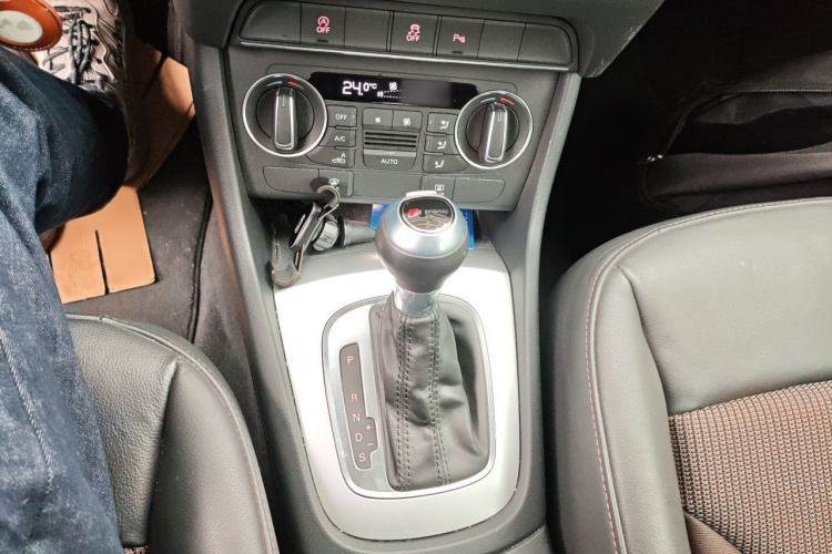Audi Q3 2018 car image #19