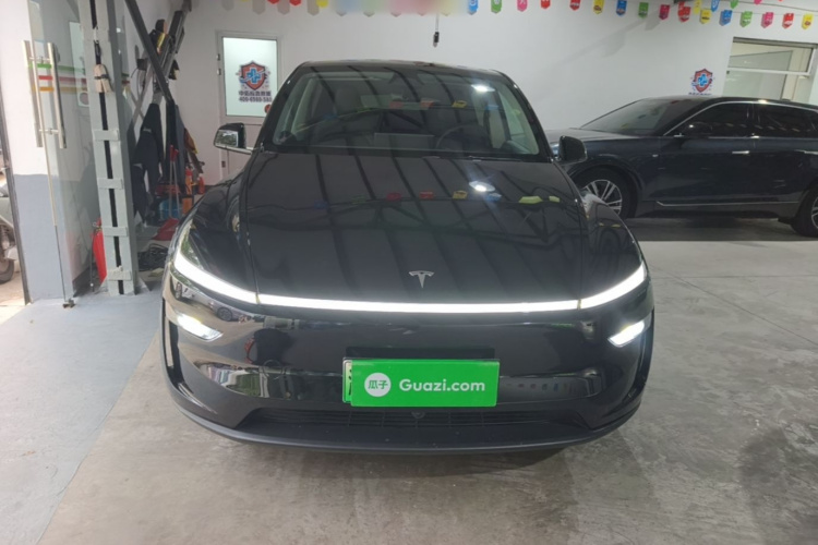 Tesla Model Y 2025 car image #3