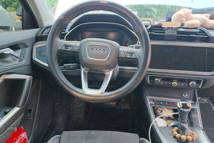 Audi Q3 2021 car image #12