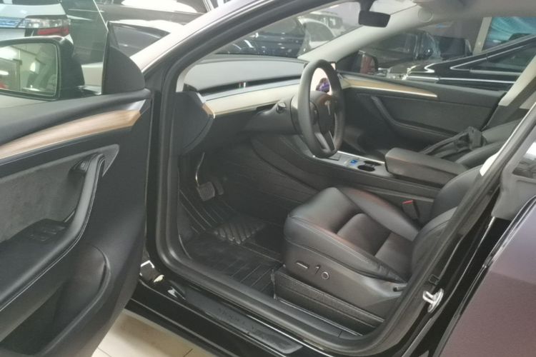 Tesla Model Y 2023 car image #16
