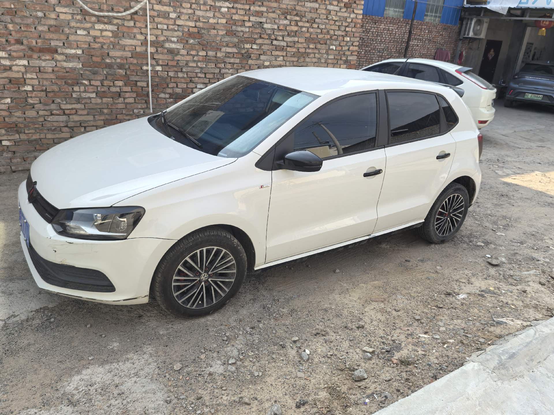 Volkswagen Polo 2015 car image 