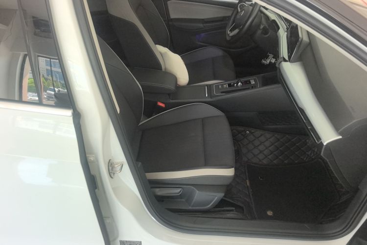 Volkswagen Golf 2021 car image #14