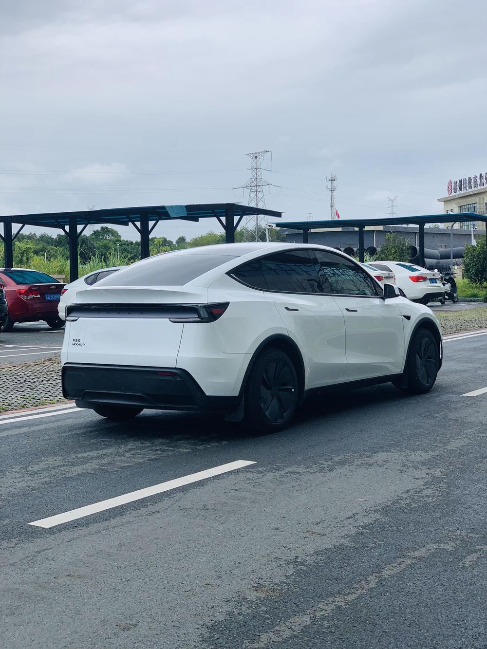 Tesla Model Y 2026 #7 Tesla Model Y 2026 car image #7