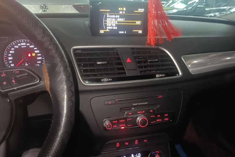 Audi Q3 2018 car image #13
