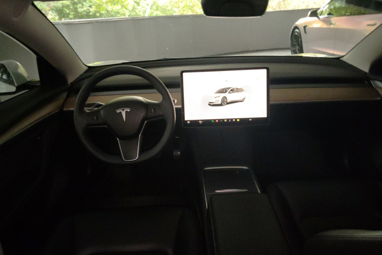 Tesla Model 3 2023 car image #11