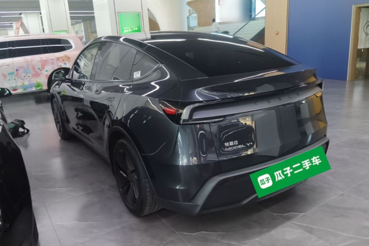Tesla Model Y 2025 #5 Tesla Model Y 2025 car image #5