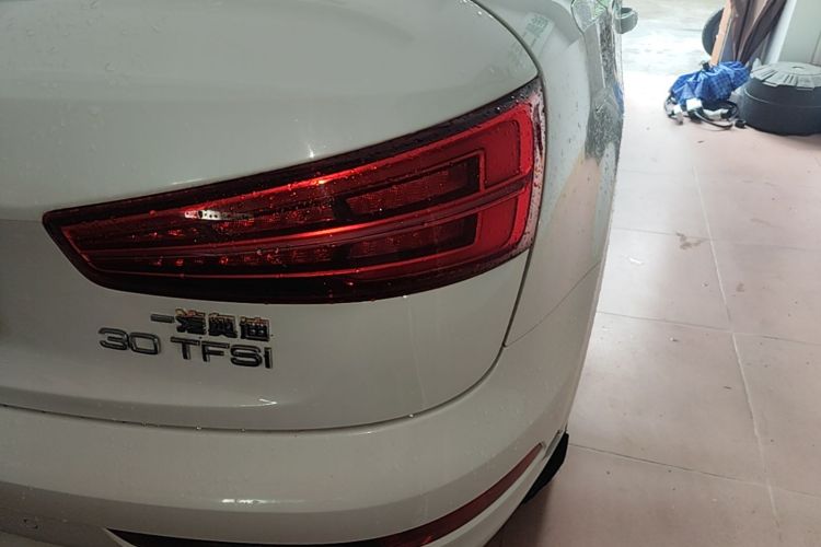 Audi Q3 2017 car image #8