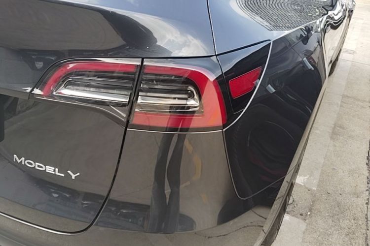 Tesla Model Y 2024 car image #8