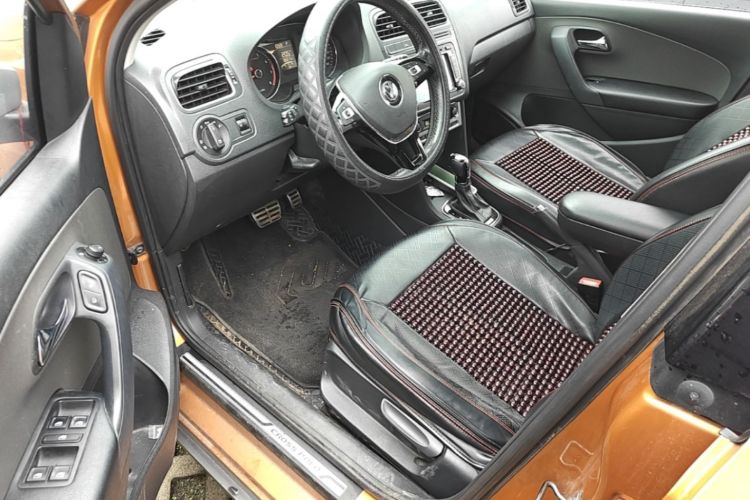 Volkswagen Polo 2015 car image #16